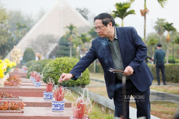 Prime Minister Pham Minh Chinh offers incense at the martyrs' graves at Martyrs' Cemetery A1. Photo: Quang Dat
