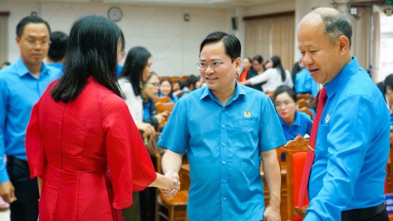 Chủ tịch Tổng LĐLĐVN Nguyễn Anh Tuấn (thứ 2, từ phải qua) dự, động viên phong trào công nhân, lao động tại Đà Nẵng. Ảnh: Hoàng Bin