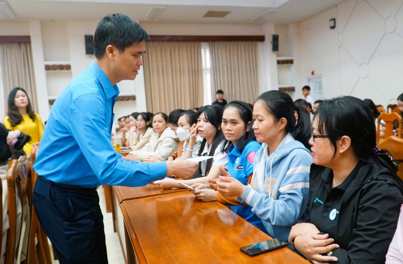 Ông Ngọ Duy Hiểu - Phó Chủ tịch Tổng LĐLĐVN tặng hoa, quà chúc mừng nữ cán bộ, người lao động Đà Nẵng nhân ngày 8.3.2026. Ảnh: Hoàng Bin