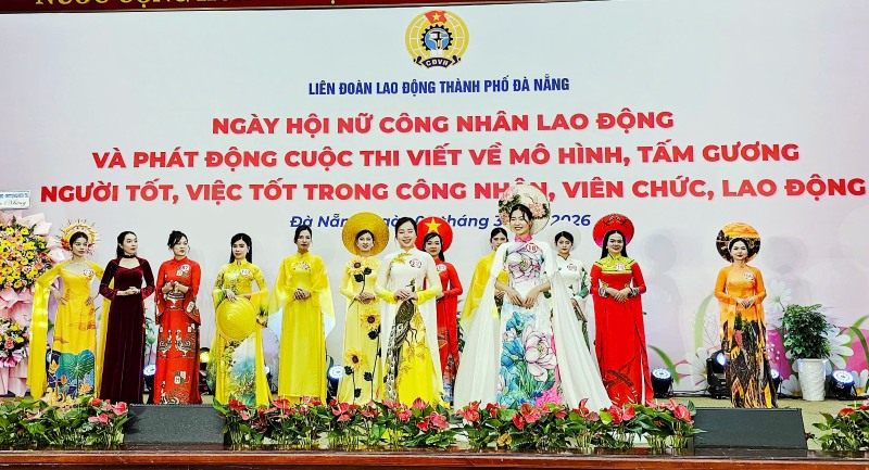 Nữ cán bộ, công nhân, người lao động tự tin khoe sắc trong phần trình diễn áo dài. Ảnh: Hoàng Bin
