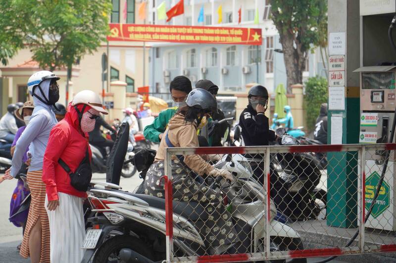 Cửa hàng xăng dầu trên đường Nguyễn Văn Cừ hoạt động bình thường. Ảnh: Ngọc Lê