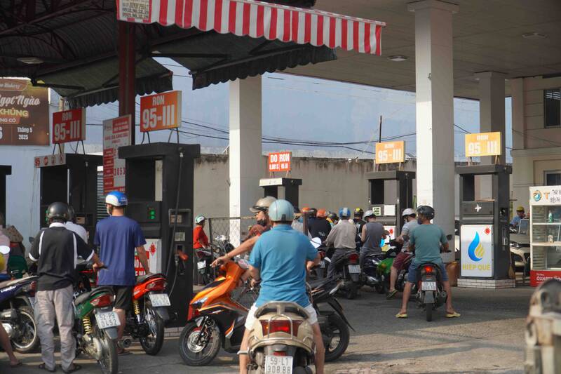 Một cửa hàng xăng dầu ở xã Bình Hưng đông đúc khách. Ảnh: Ngọc Lê
