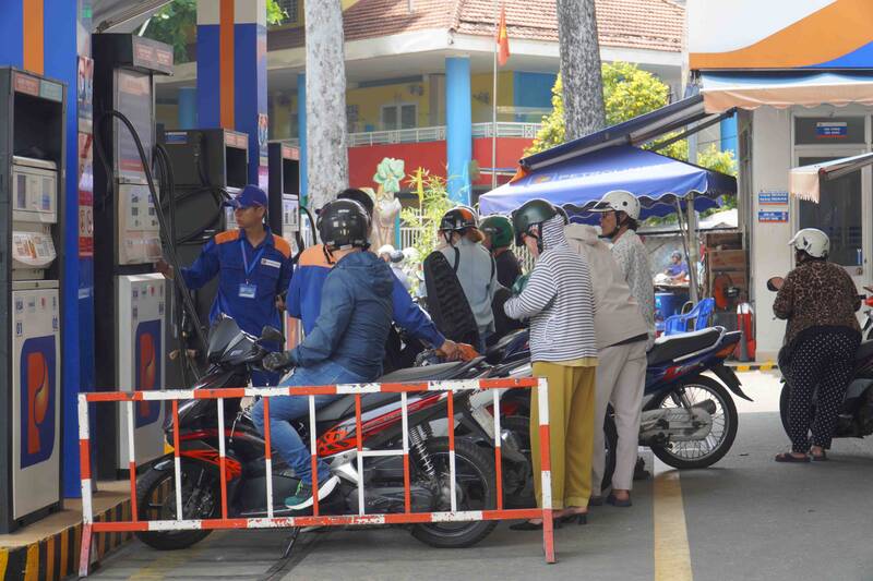 Các cửa hàng xăng dầu tại TPHCM đảm bảo phục vụ khách hàng. Ảnh: Ngọc Lê