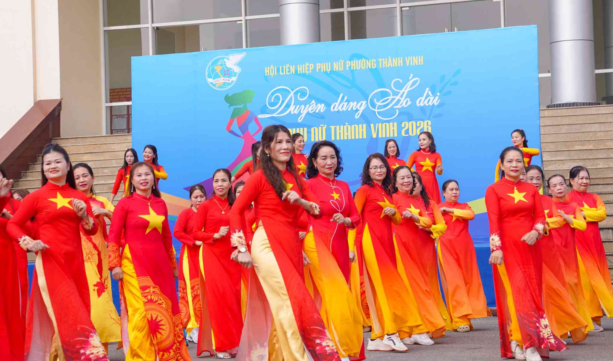 Các hội viên phụ nữ phường Thành Vinh tham gia tiết mục dân vũ trong chương trình kỷ niệm Ngày Quốc tế Phụ nữ 8.3. Ảnh: Duy Chương