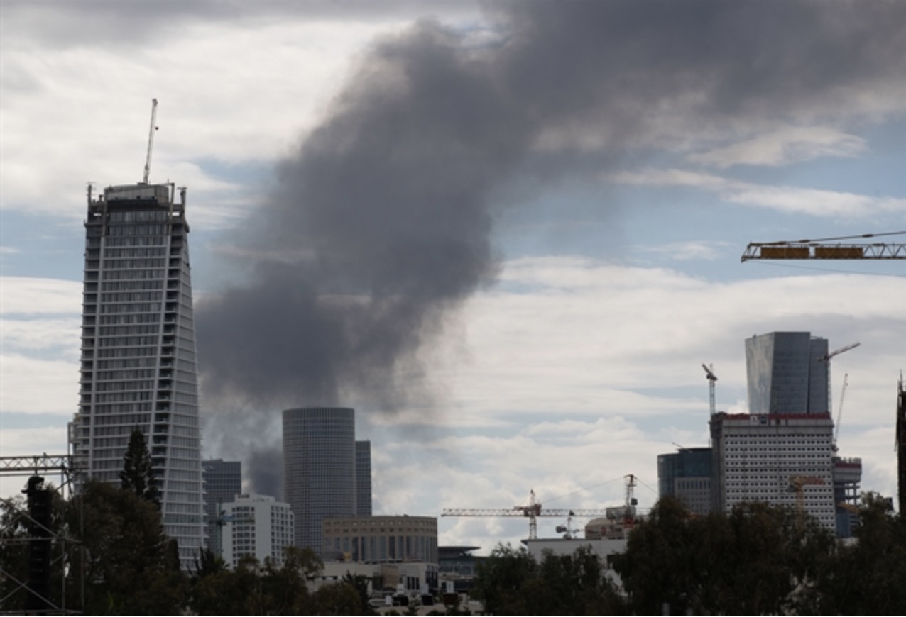 Smoke rises from Tel Aviv, Israel after Iran's retaliatory attack. On March 8, the Vietnamese Embassy called on Vietnamese people in Israel to comply with the local safety guidelines. Photo: Xinhua