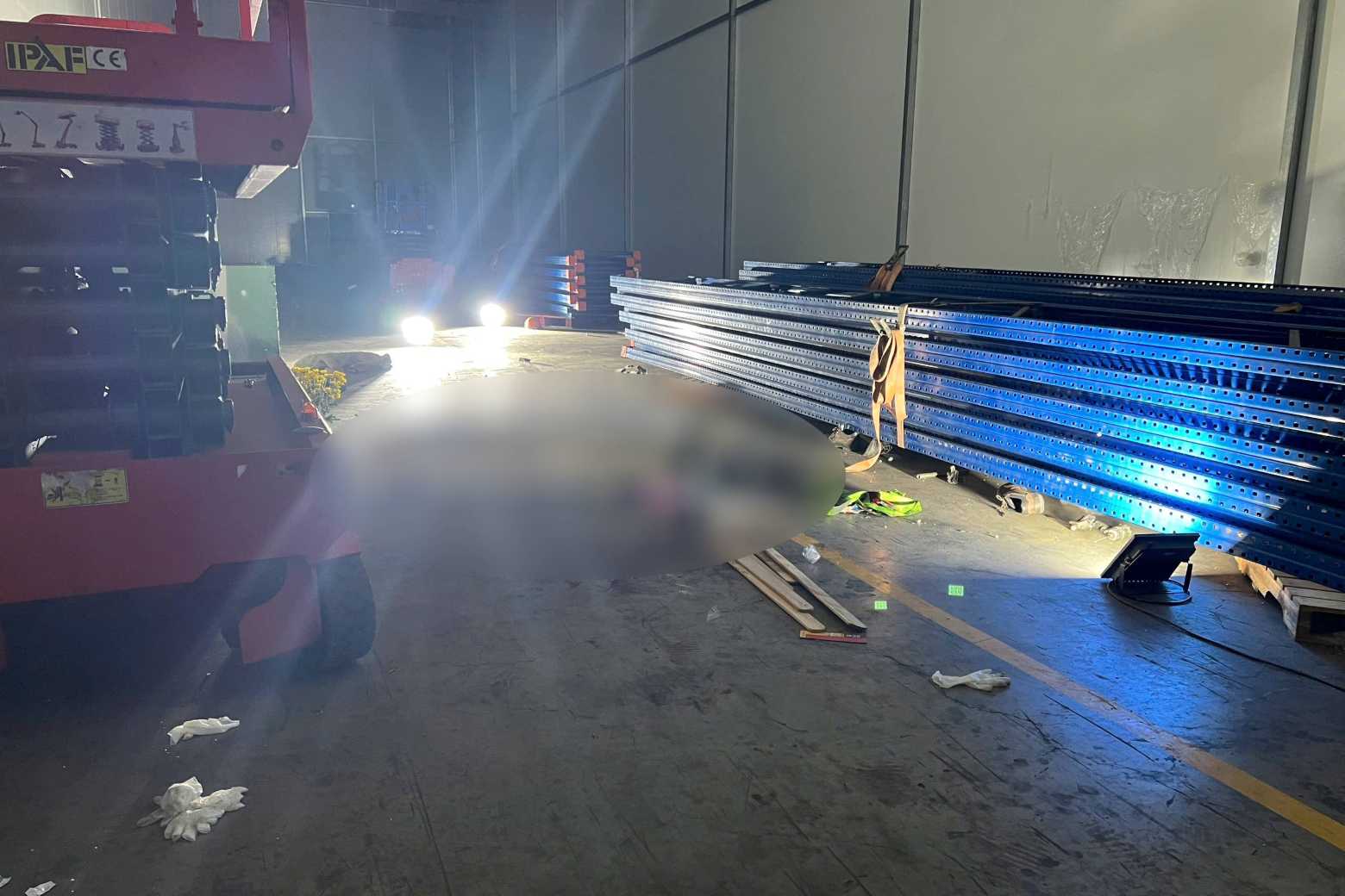 Hiện trường vụ sập nhà kho. Ảnh: Bạn đọc cung cấp