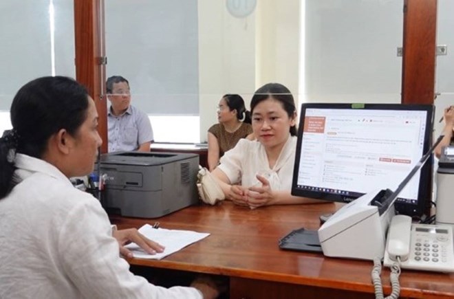 Recently, government leaders showing a culture of apologizing to the people is quite common in many localities (in the photo is the working hours of a Public Administration Service Center in Da Nang). Photo: Tran Thi.