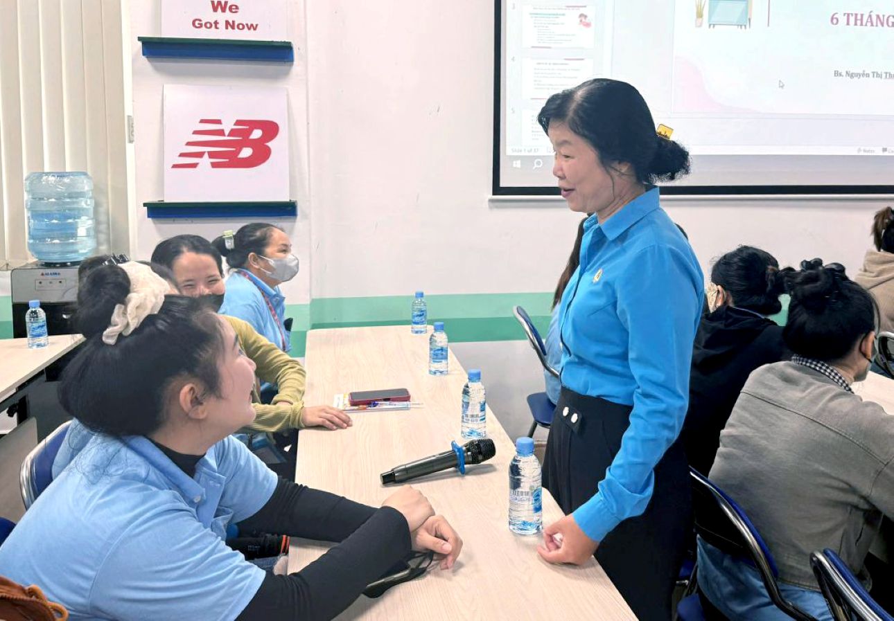 Chủ tịch LĐLĐ tỉnh Đồng Tháp Huỳnh Thị Tuyết Vui thân tình thăm hỏi nữ đoàn viên. Ảnh: Thanh Mai