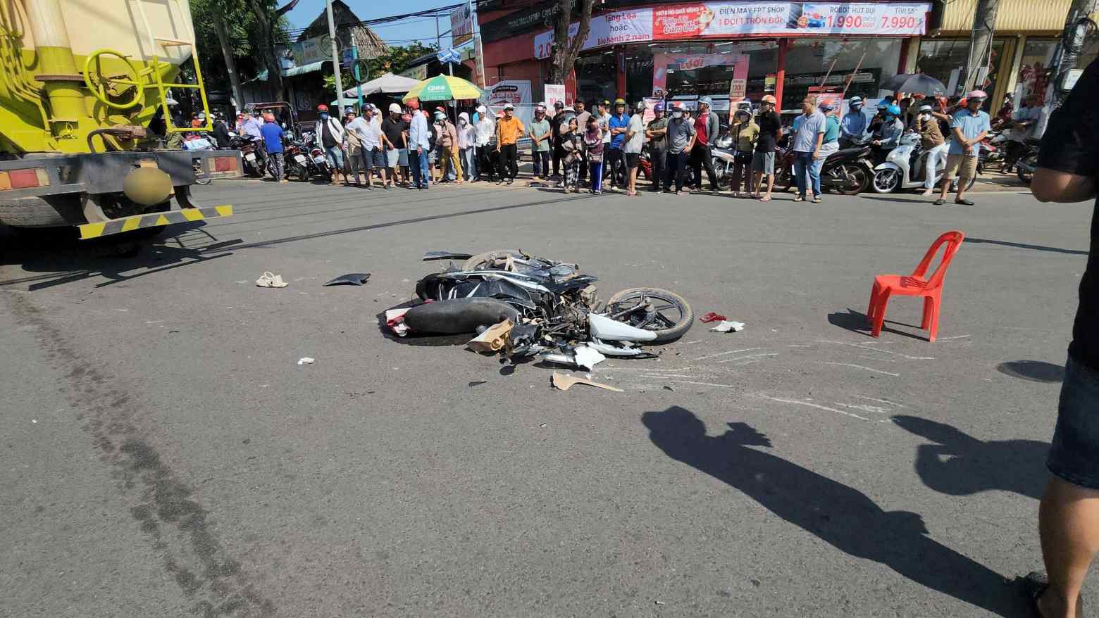 Scène de l'accident entre un camion-citerne et une moto qui a fait 1 mort. Photo: Fournie par un lecteur