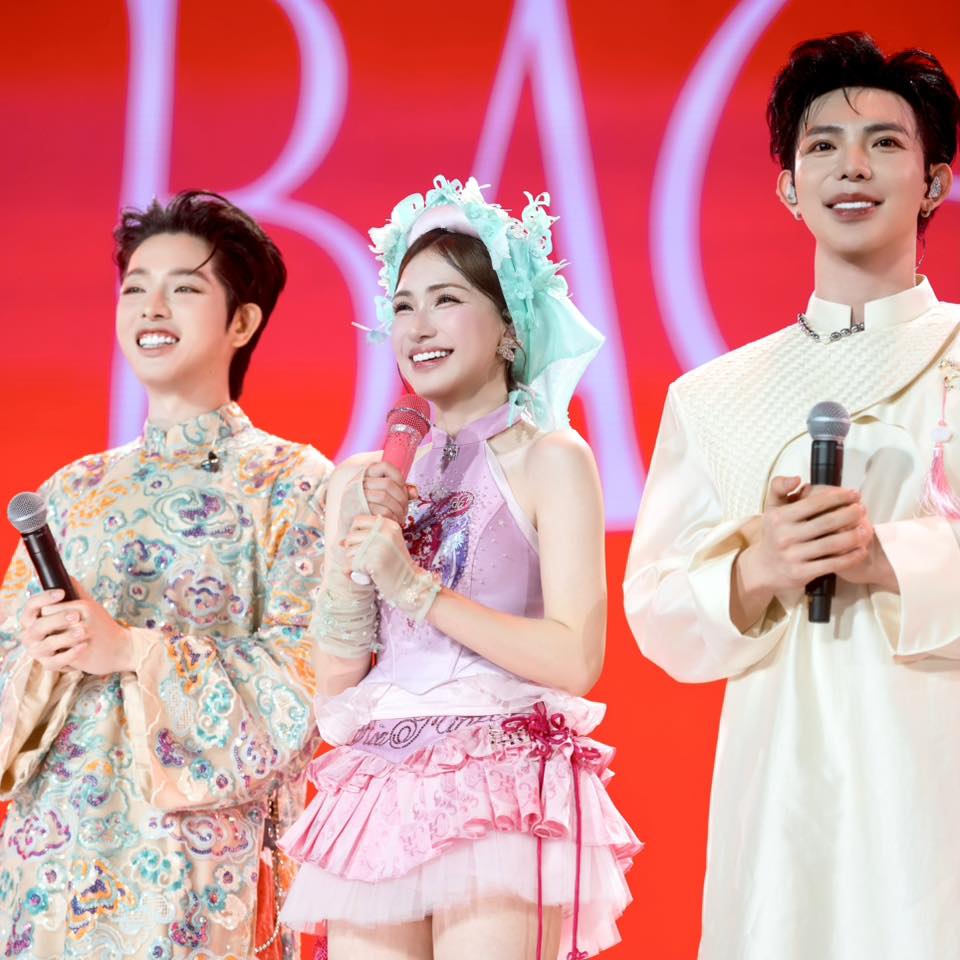 Gia đình Hoa Dâm Bụt xuất hiện cùng nhau. Ảnh: NVCC