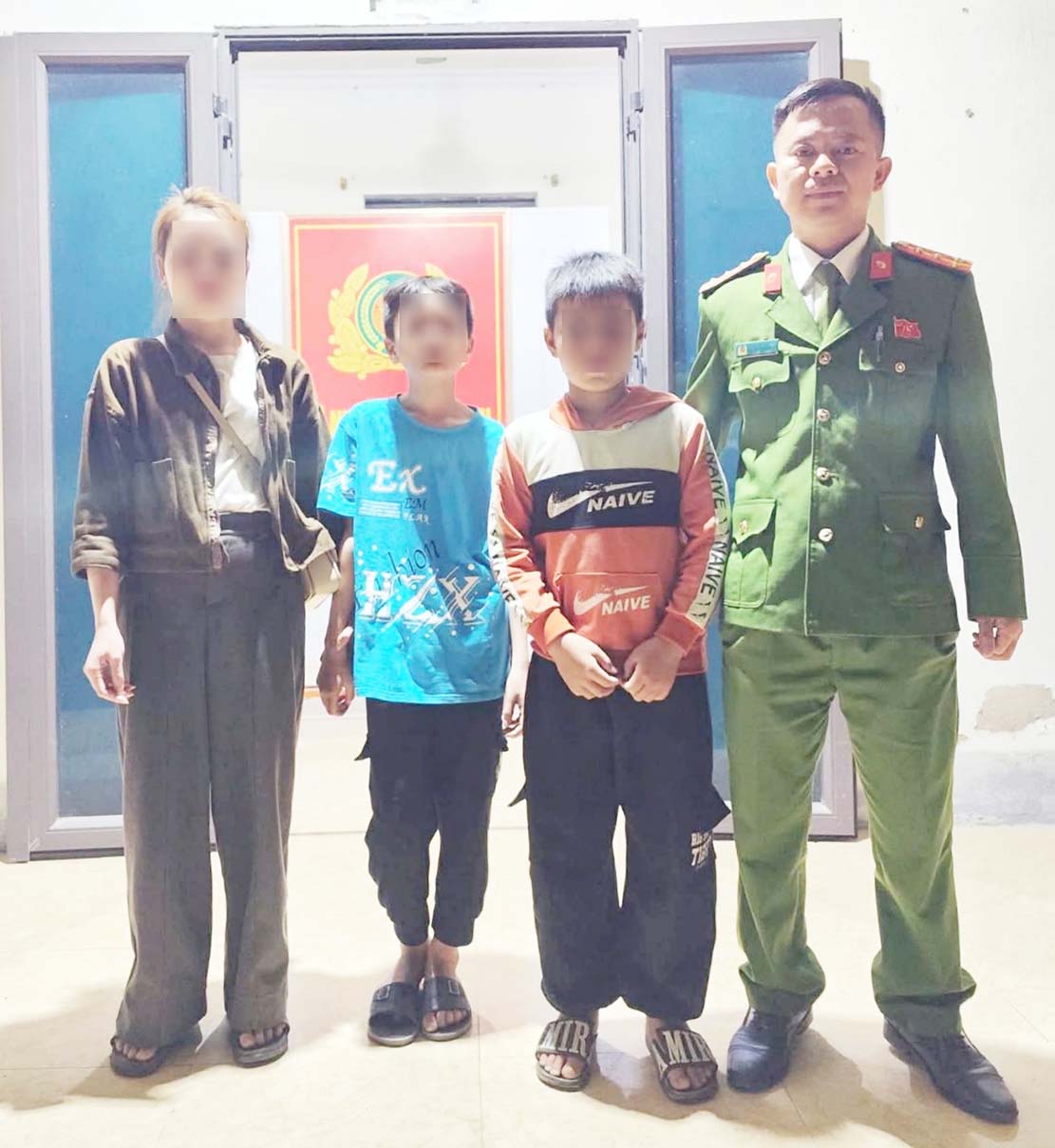 Than Linh Commune Police support 2 stray children to return safely to their families. Photo: Ngoc Anh