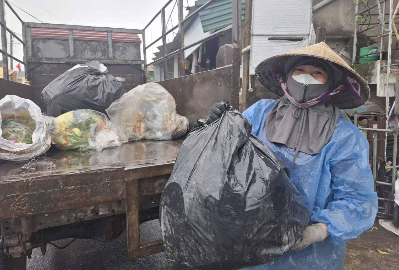 Female worker Lam Thi Lien while collecting garbage. Photo: Tran Tuan
