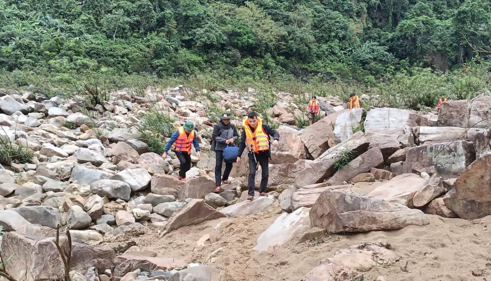 Hành trình vào điểm bầu cử dù khó khăn nhưng người dân vẫn phấn khởi. Ảnh: Thanh Trung