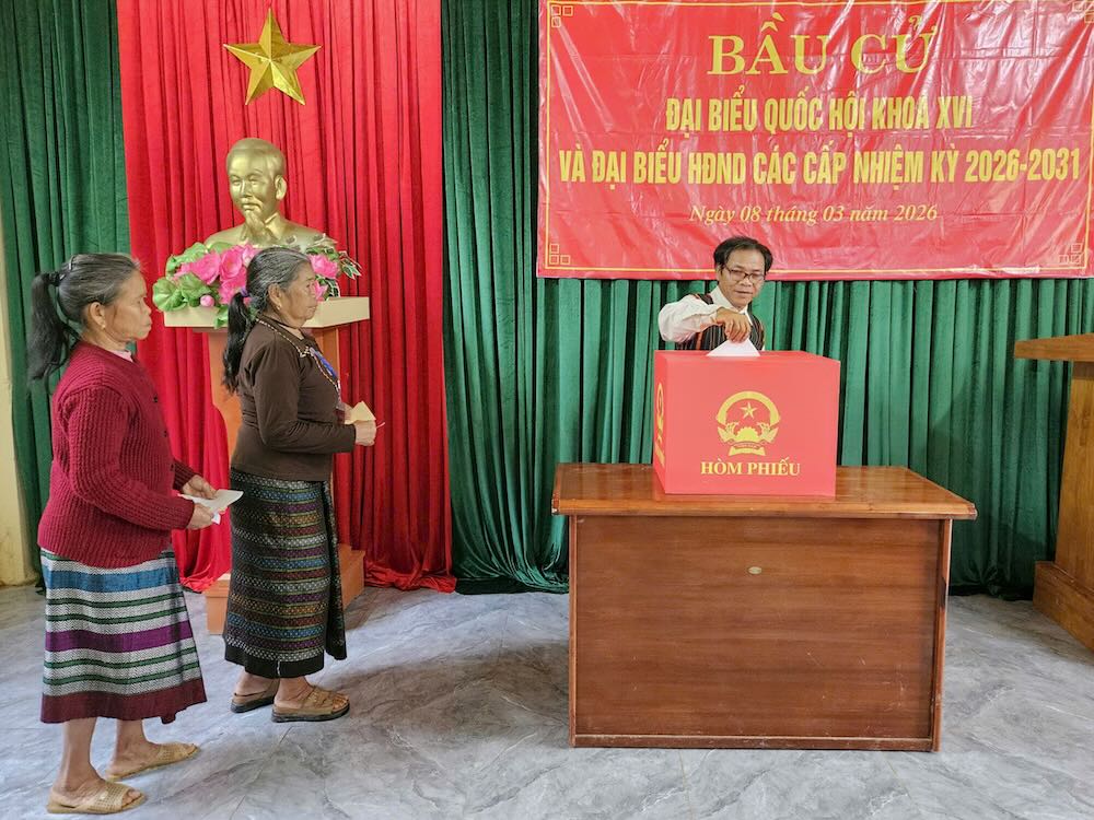 Cử tri bỏ phiếu bầu cử. Ảnh: Thanh Trung