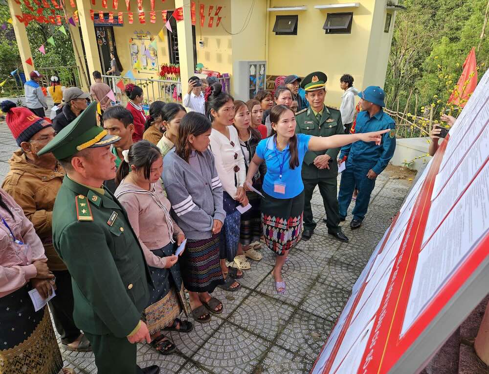 Người dân được hướng dẫn chi tiết, sẵn sàng bỏ phiếu bầu cử. Ảnh: Thanh Trung