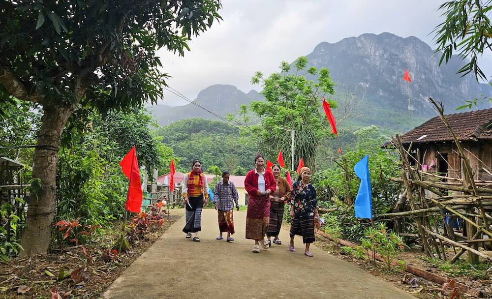 Trên các nẻo đường, người dân liên tục đổ về điểm bầu cử. Ảnh: Thanh Trung