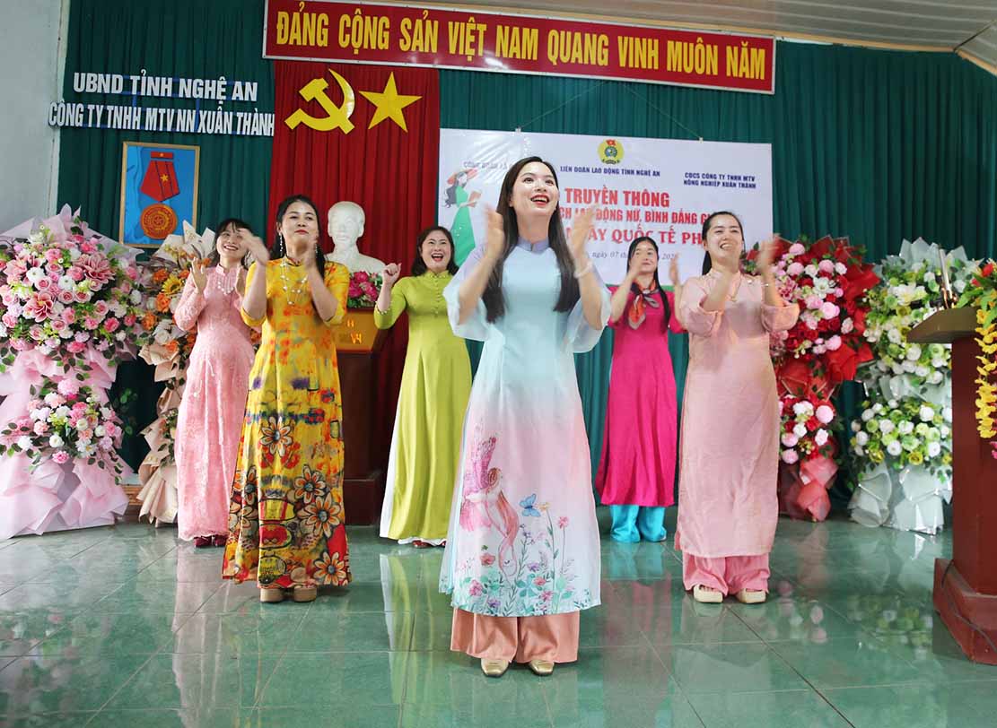 Spectacle culturel interprété par des ouvrières de la société TNHH MTV Nông nghiệp Xuân Thành lors d'un séminaire à l'occasion de la Journée internationale de la femme 8. 3. Photo: Ngọc Anh