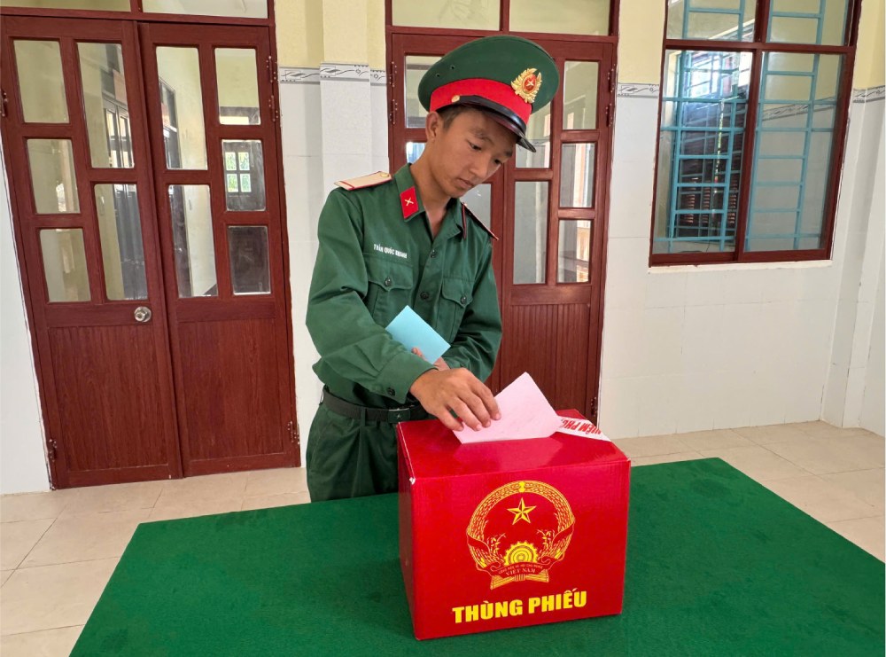 Cán bộ chiến sĩ trên đảo Hòn Từ hân hoan, gửi gắm kỳ vọng của mình qua từng lá phiếu. Ảnh: Nam Phương