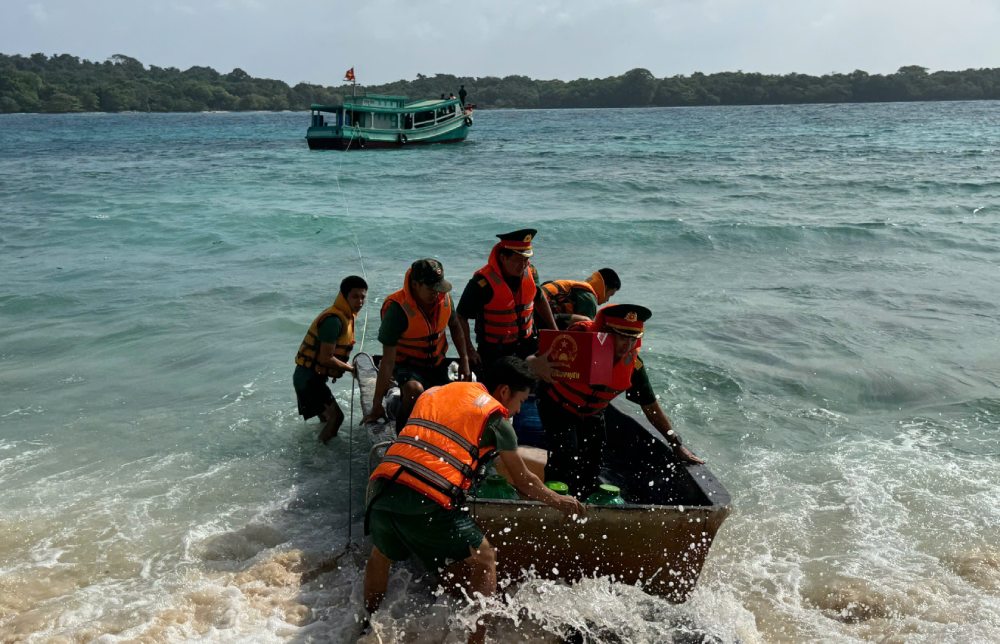 The election team brought auxiliary ballot boxes to Hon Tu island (Tho Chau special zone) for officials and soldiers to vote. Photo: Nam Phuong