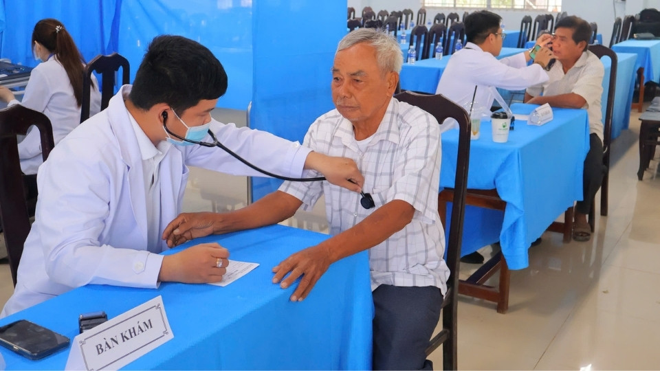 Doctors and nurses of Vinh Long General Hospital examine patients in Nhi Truong commune. Photo: Hoang Loc
