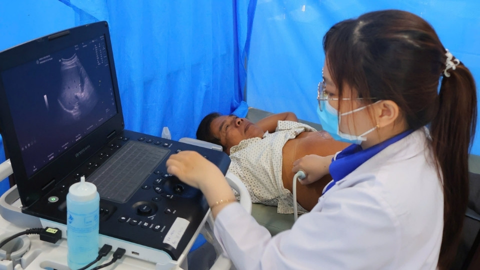 Bác sĩ Bệnh viện Đa khoa Vĩnh Long siêu âm kiểm tra sức khỏe cho người dân xã Nhị Trường. Ảnh: Hoàng Lộc