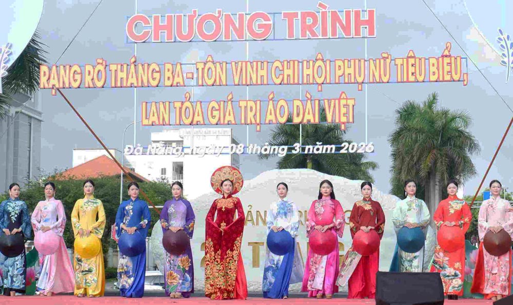 Da Nang awards "Outstanding Women's Branch Award" and honors Vietnamese Ao Dai. Photo: An Thuong