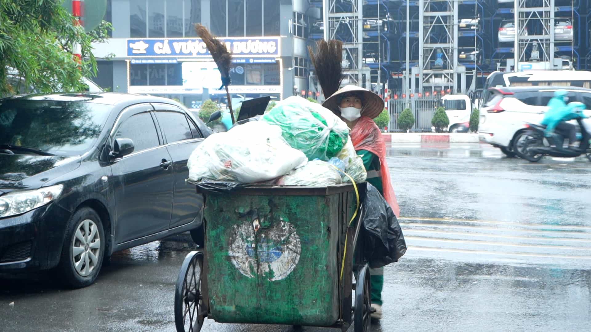  Những lao động nữ lặng lẽ làm việc góp phần giữ nhịp sống phố phường trong ngày 8.3. Ảnh: Huyền Anh 