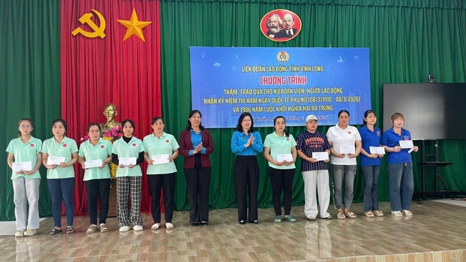 Les femmes membres du syndicat et les travailleuses sont heureuses de recevoir des cadeaux du programme de visites à l'occasion du 8 mars du syndicat de Vinh Long. Photo: Hoang Loc