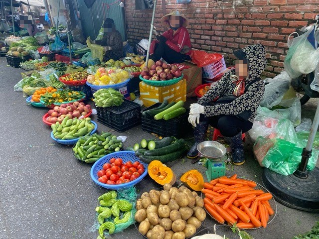 Gasoline prices increase sharply, many people worry food prices will escalate. Photo: Duc Van