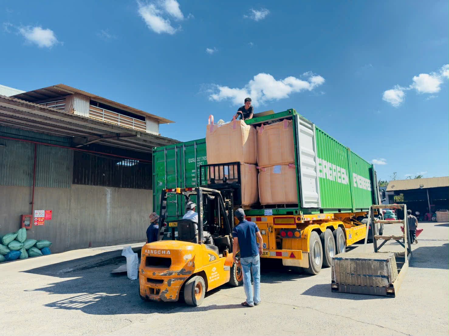 Dak Lak province has hundreds of businesses operating in the field of services and logistics transportation. Photo: Bao Trung
