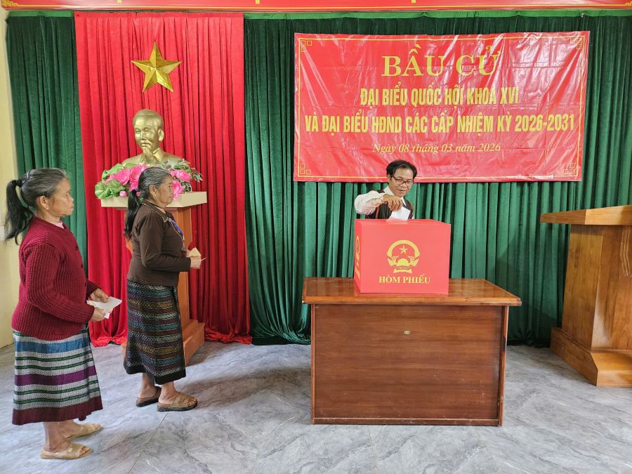 Voters in Hoi Ray village, Truong Son commune participate in early elections. Photo: Thanh Trung