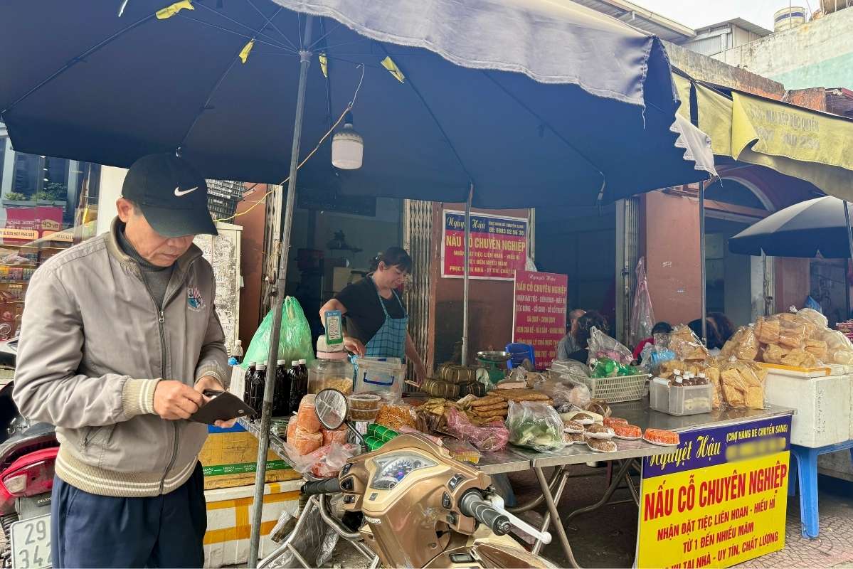 Nhiều tiểu thương cho biết chi phí đi lại lấy hàng có tăng nhưng chưa ảnh hưởng nhiều đến giá bán. Ảnh: Phương Anh