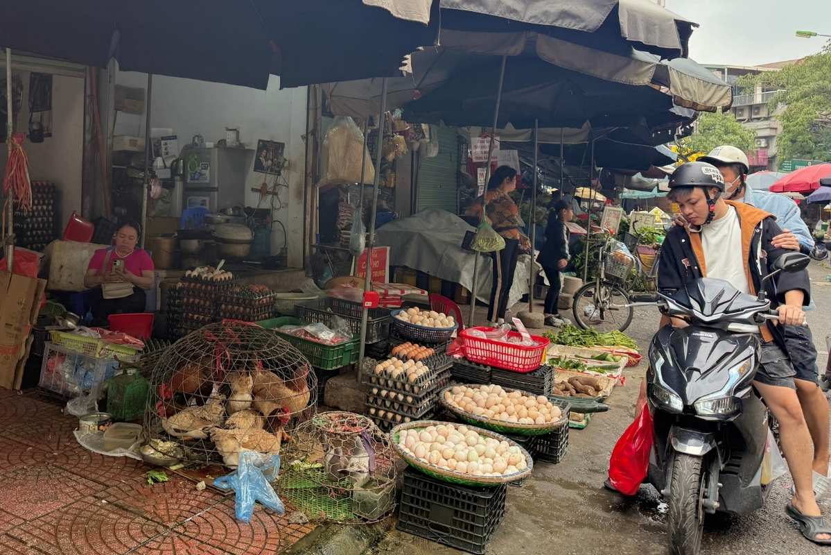 Sau Tết, nguồn cung dồi dào giúp giá rau, thịt, cá tại nhiều chợ dân sinh giữ mức ổn định. Ảnh: Phương Anh