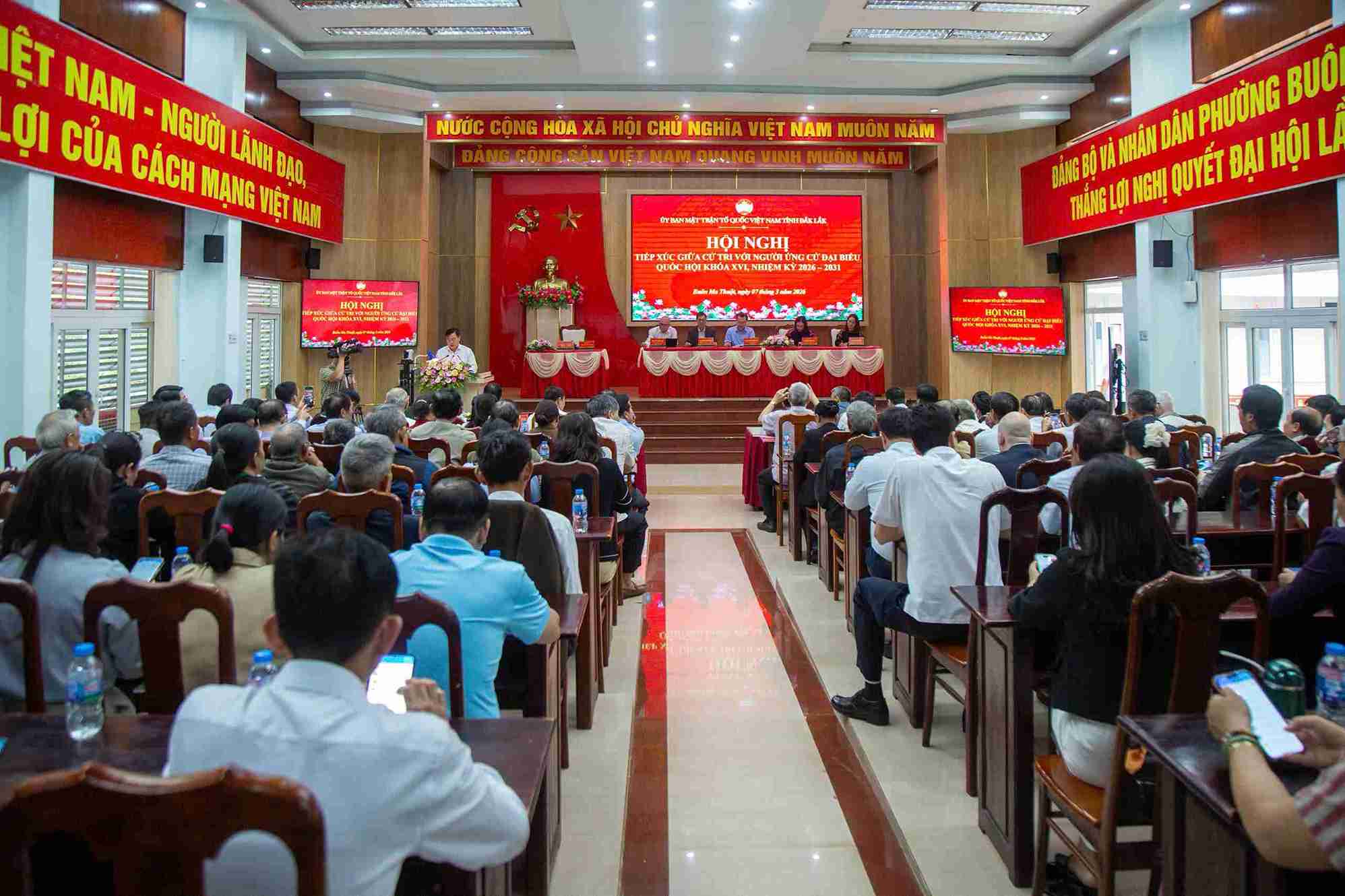 Các cử tri lắng nghe chương trình hành động của các ứng viên đại biểu Quốc hội. Ảnh: Tôn Thất