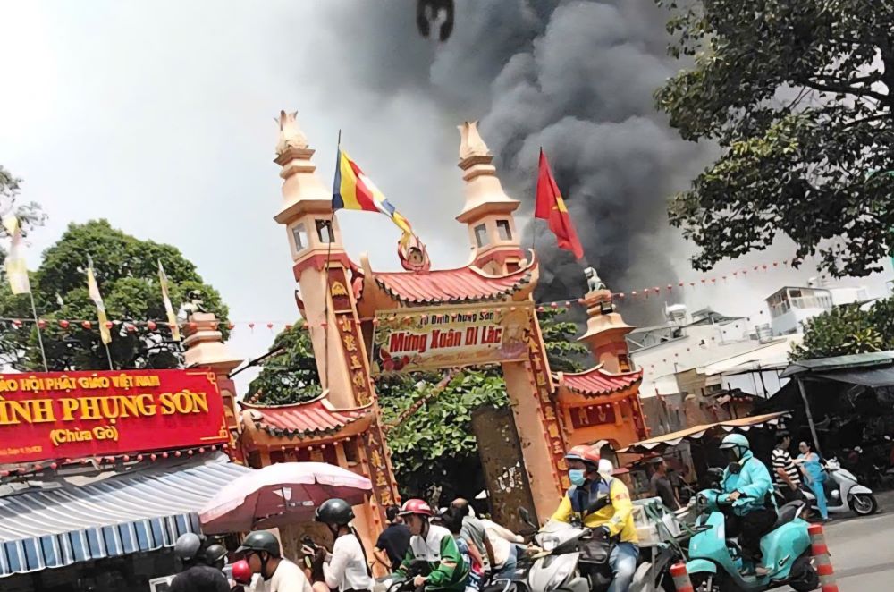 At the time of the fire, passersby saw black smoke rising from afar. Photo: Hoang Chinh