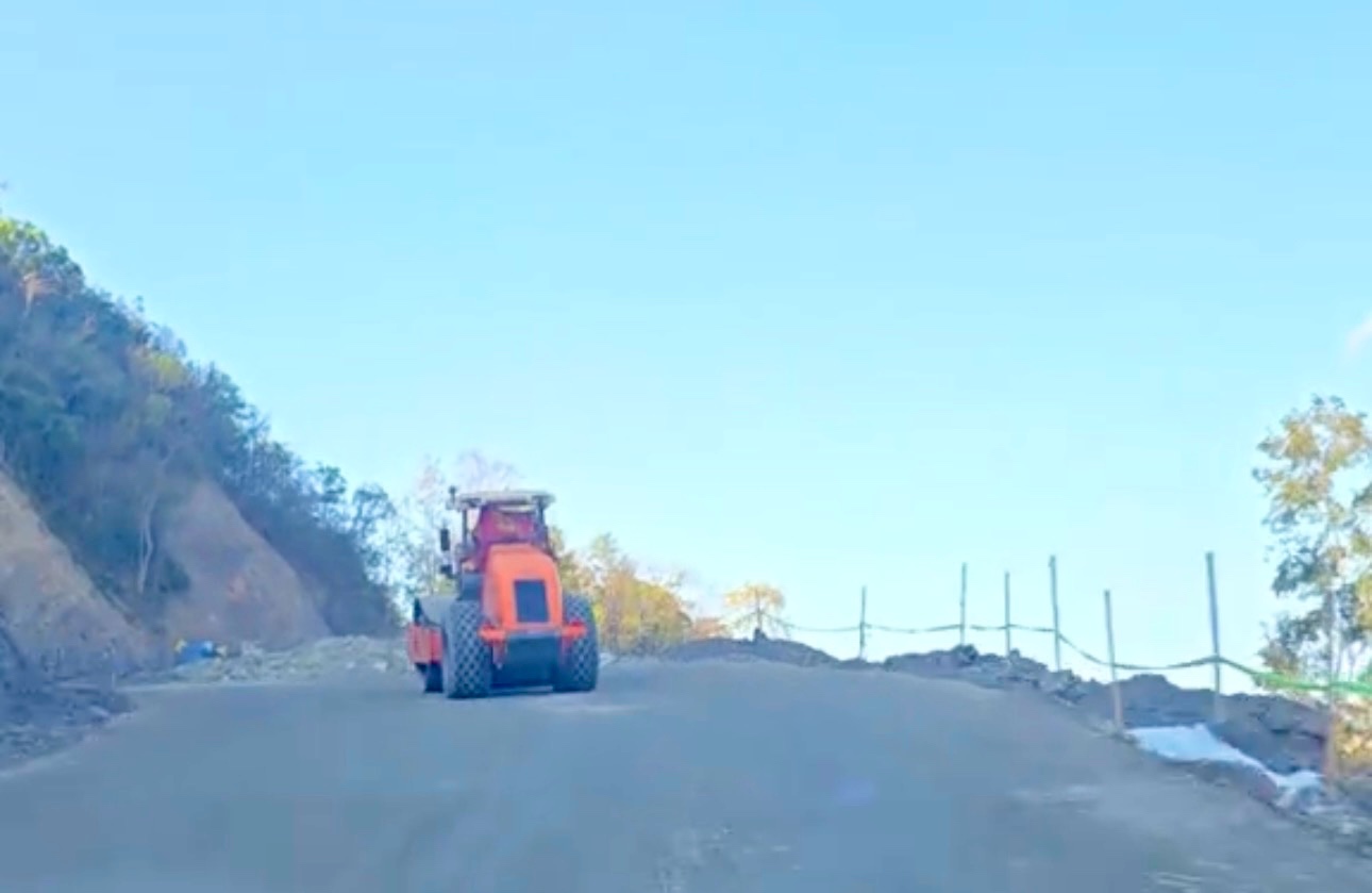 Máy móc thi công tại vị trí được bàn giao mặt bằng. Ảnh: Duy Tuấn 