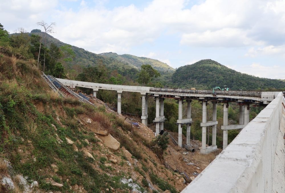Một cầu cạn trên dự án nâng cấp, mở rộng Quốc lộ 28B. Ảnh: Phạm Duy 