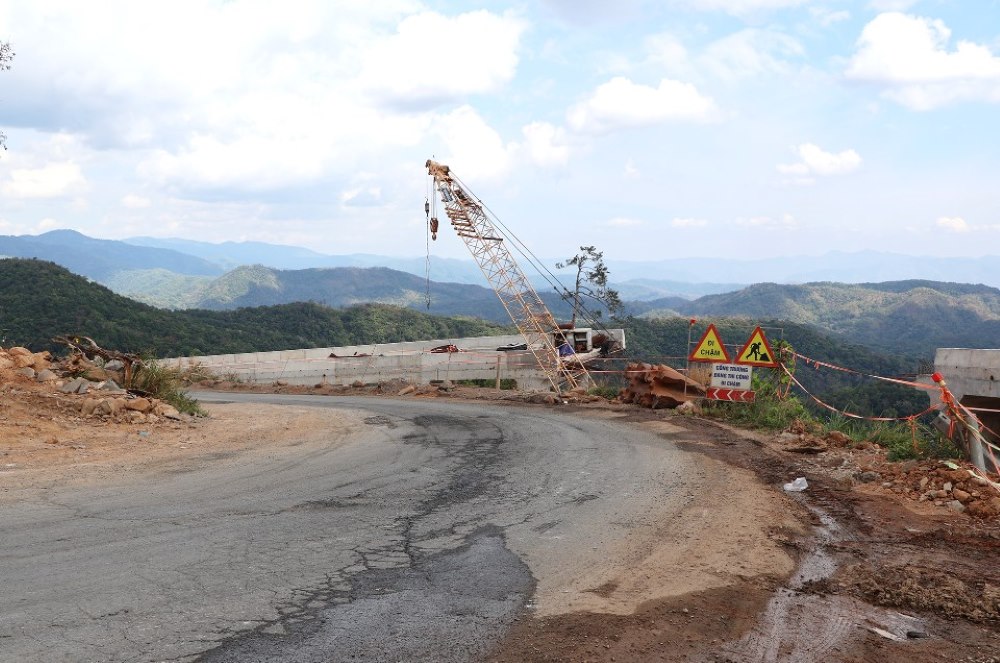 Vị trí đang thi công nên mặt đường xấu. Ảnh: Phạm Duy 