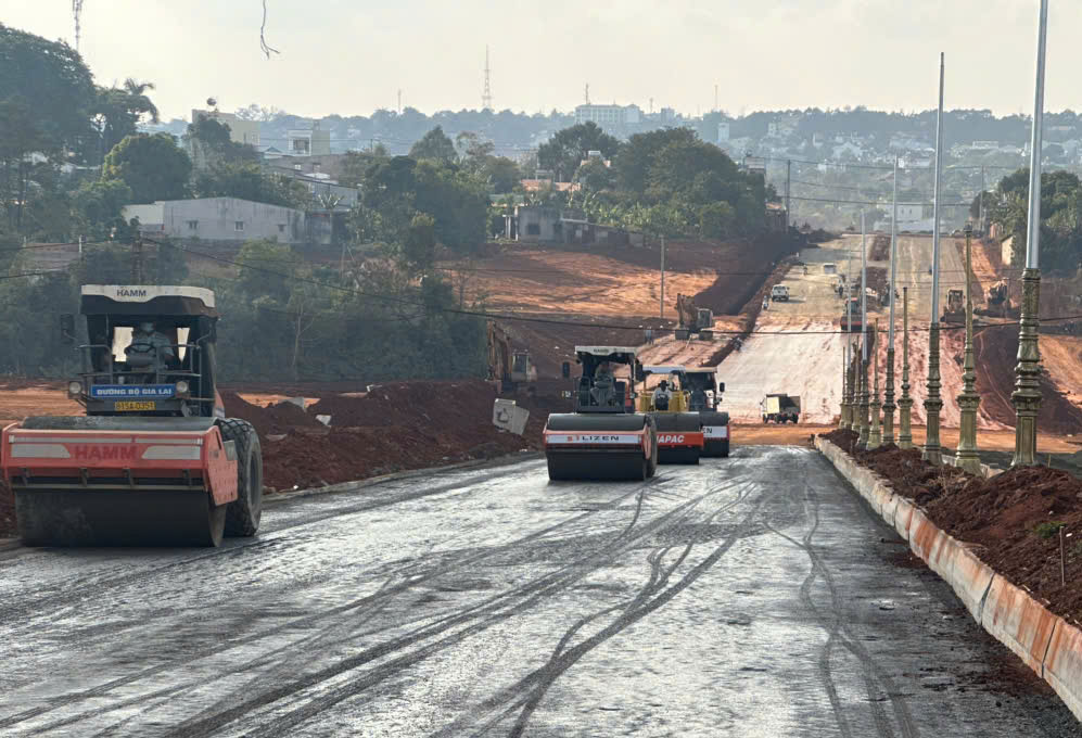 High gasoline and oil prices, temporary suspension of buying and selling through cans and drums affect the construction of investment and construction projects. Photo: Thanh Tuan