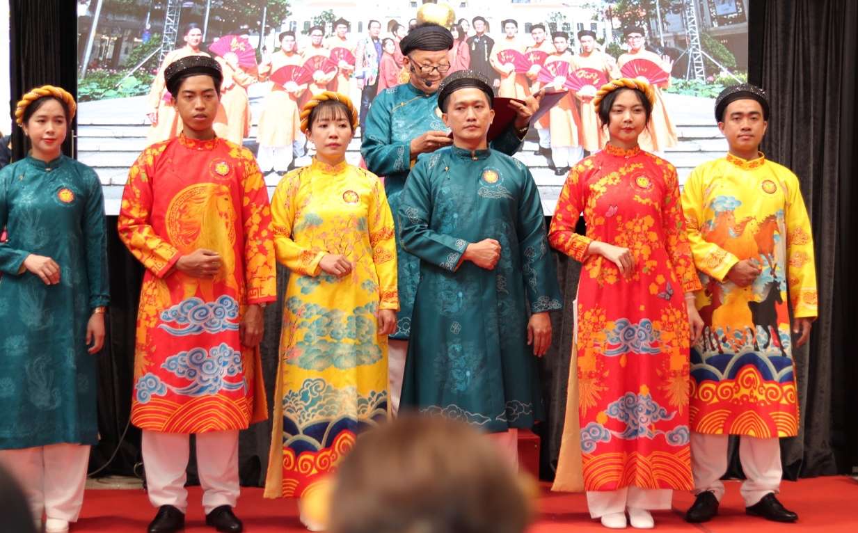 Spreading the beauty of the five-panel ao dai. Photo: DI PY