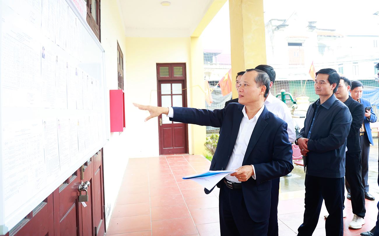 M. Mai Sơn, vice-président permanent du Comité populaire provincial de Bắc Ninh, inspecte les préparatifs électoraux à la Maison de la culture du groupe résidentiel Đông Ngoại, quartier de Trạm Lộ. Photo: Dương Thủy