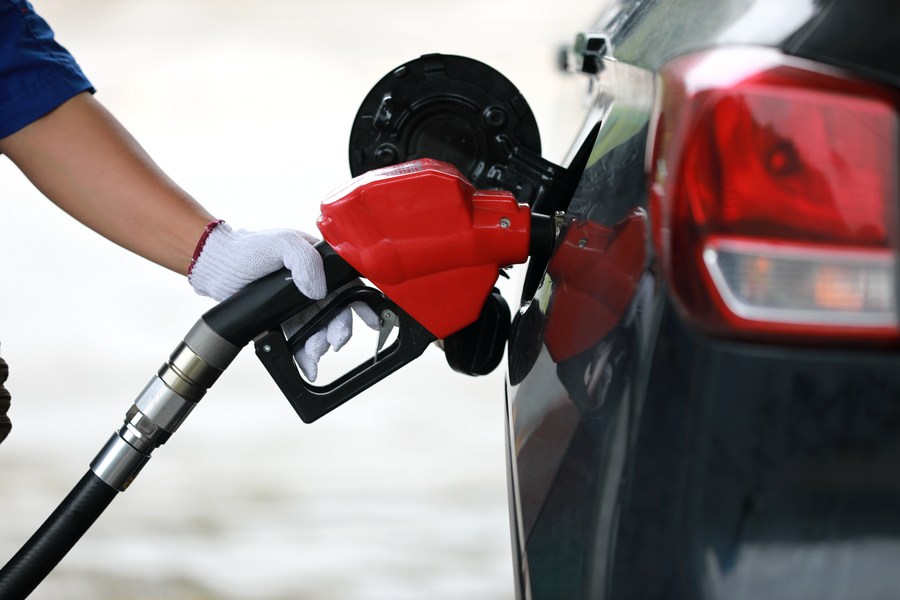 Global oil prices rise sharply, leading to gasoline prices also escalating. Photo: Xinhua