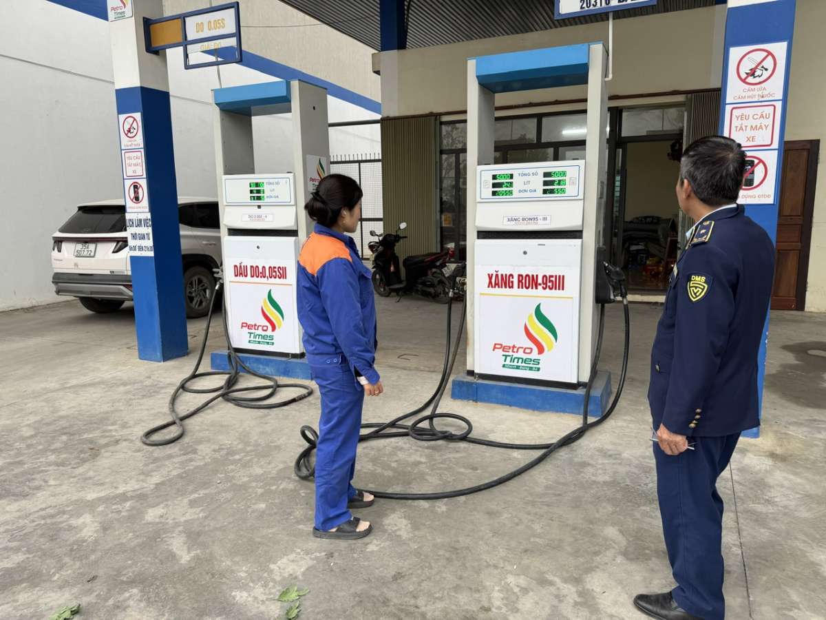 ニンビン省におけるガソリンと石油の供給源の確保を強化する。写真:ニンビン省市場管理支局