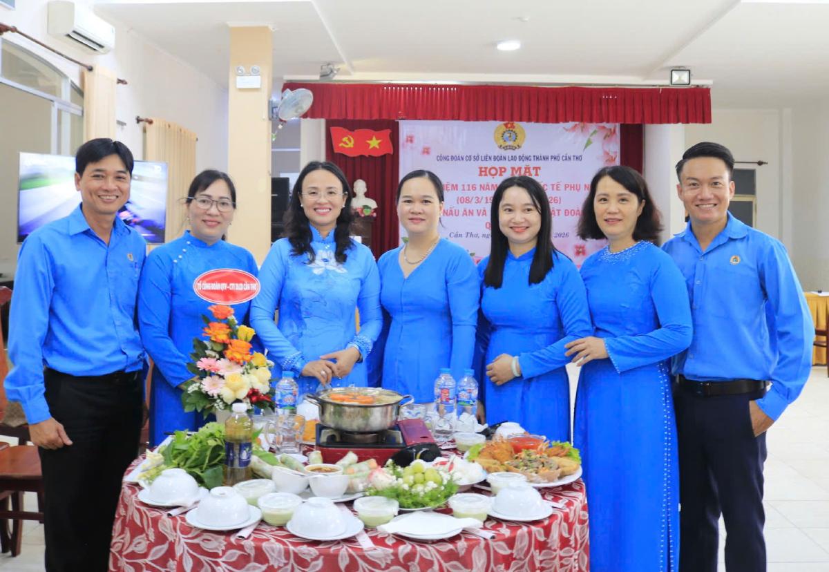 Hội thi nấu ăn đã diễn ra sôi nổi với sự tham gia của 5 đội đến từ các tổ công đoàn. Ảnh: Hương Nha 