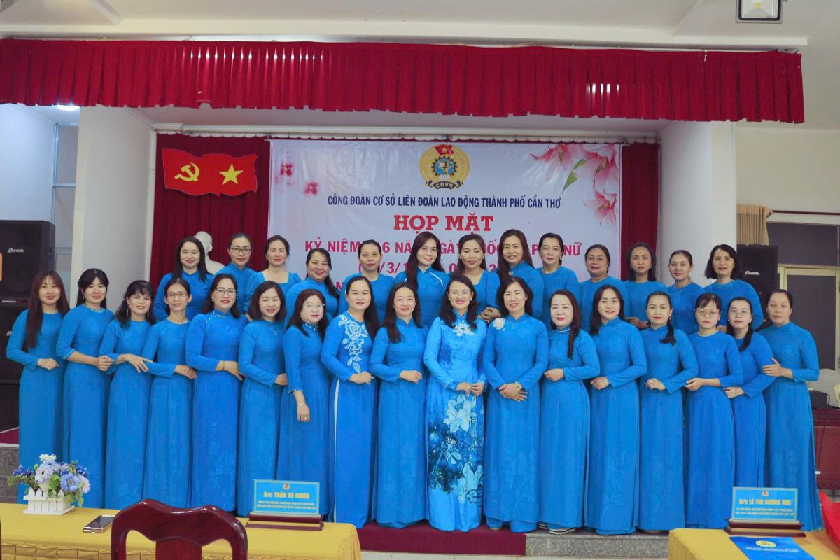 Équipe de femmes cadres et fonctionnaires du syndicat de base de la Fédération du travail de la ville de Cần Thơ. Photo: Hương Nha