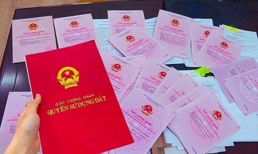 People encounter many obstacles in the process of issuing red books in reality. Photo: Khuong Duy