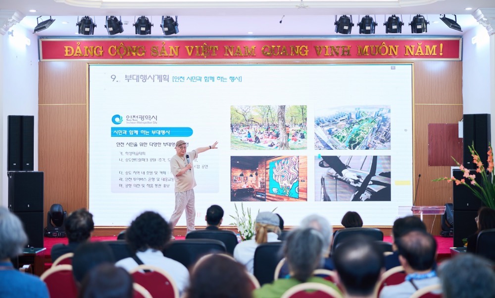 Nghệ sĩ trình bày các ý tưởng. Ảnh Thùy Chi