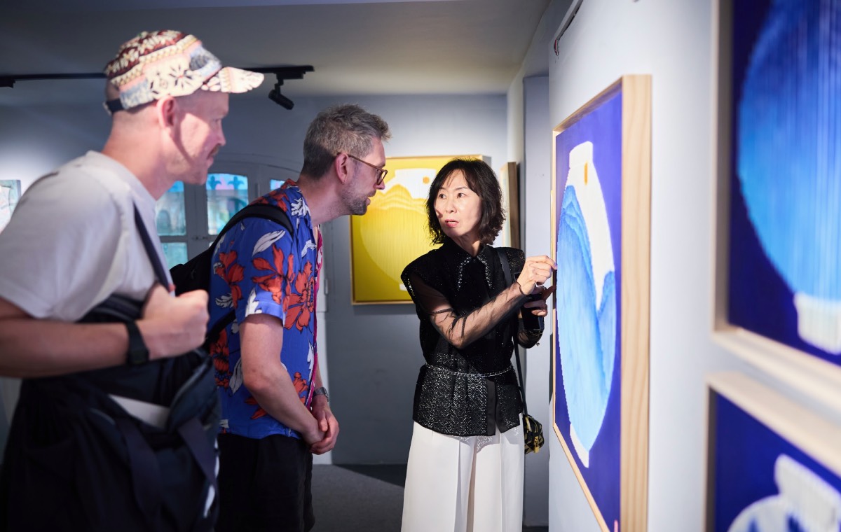 Les amateurs d'art visitent l'exposition internationale d'art "CHON'S HANOI MINI ART FAIR 2026". Photo Thùy Chi