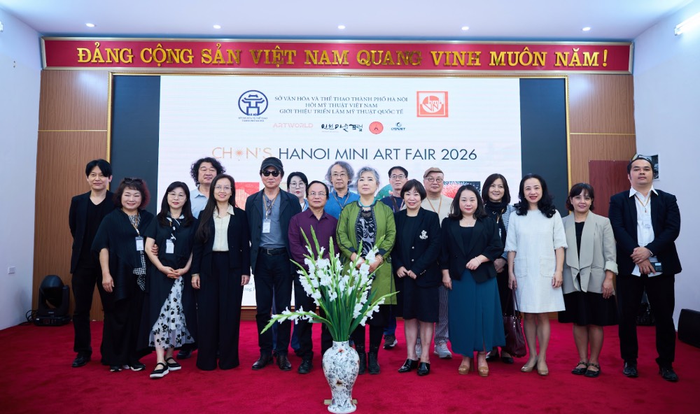 Ban tổ chức chụp ảnh lưu niệm cùng các nghệ sĩ. Ảnh Thùy Chi