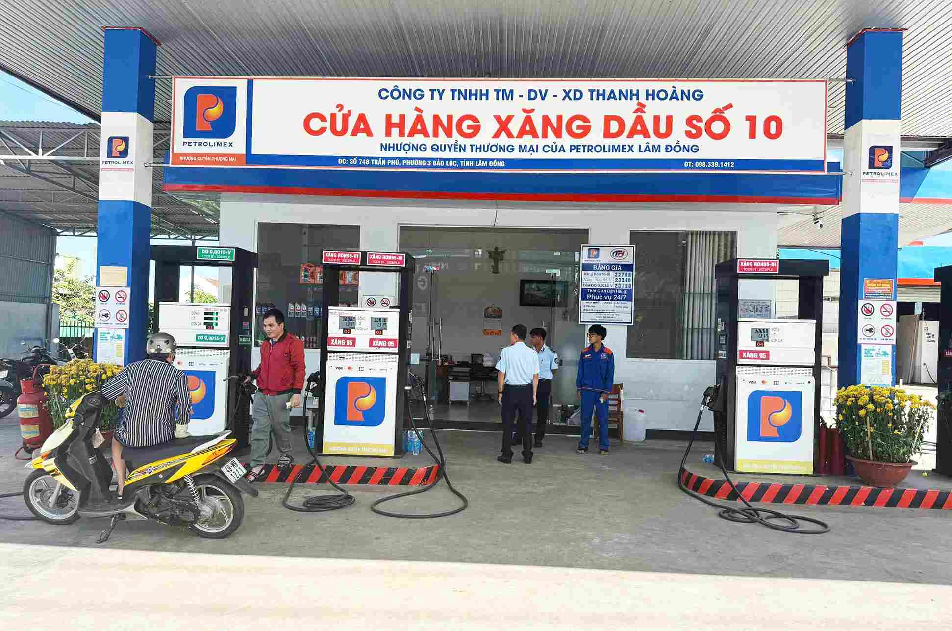 Lam Dong Market Management Agency strengthens inspections of gas stations in the province. Photo: Phuc Khanh